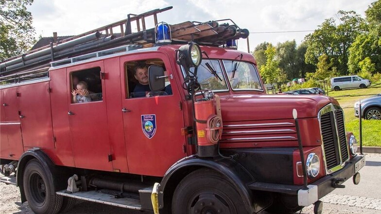 Die Freiwillige Feuerwehr aus Neukirch bot eine Rundfahrt mit einem alten Löschfahrzeug an.