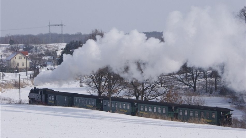 Die Lößnitzgrundbahn kurz vor dem Haltepunkt Friedewald. Seit über 120 Jahren verbindet die 16,55 Kilometer lange Schmalspurstrecke die Bahnhöfe Radebeul und Radeburg. Ganz besonders reizvoll ist eine Fahrt im Winter durch die mit Schnee bedeckte Landscha