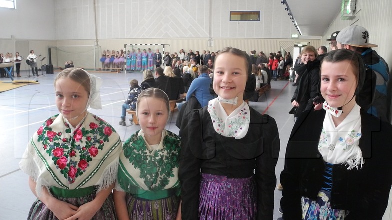Der Sorbisch-Unterricht hat hohen Stellenwert in der Oberschule Wittichenau. In sorbischer Tracht nahmen teil: Kira Förster (11), Jasmin Rehberger (10), Fidelis Petschik (10) und Sarah Jakub