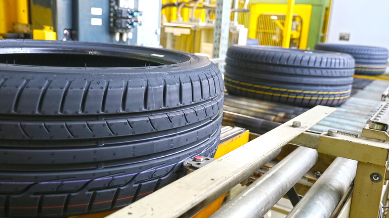 In Riesa werden Pkw-Reifen hergestellt, die vorrangig in Neuwagen der Premium-Klasse zum Einsatz kommen.