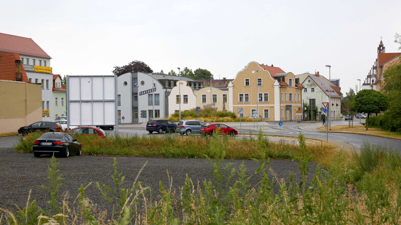 Die beiden Parkflächen am Bönisch-Kreisverkehr in Kamenz harren weiterhin einer Überplanung. Alle Versuche, das Filetstück zu vermarkten, sind bisher ins Leere gelaufen.