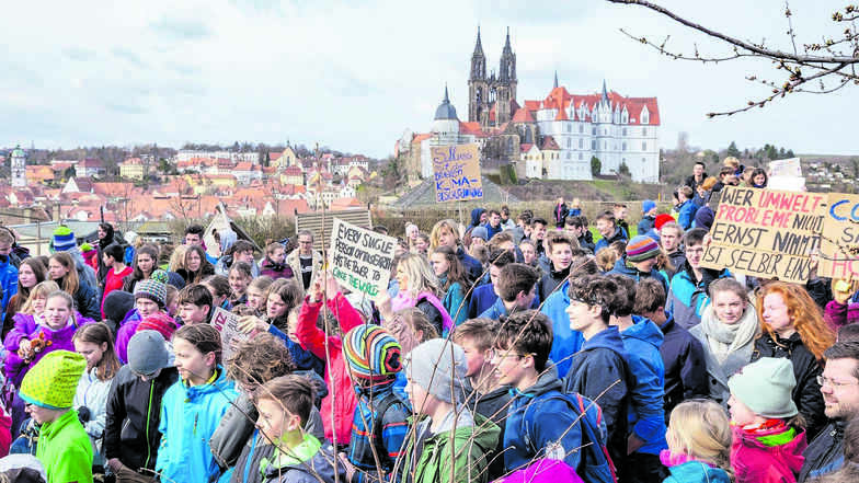 Ein Bild des Streiks auf dem Meißner Crassoberg vom vergangenen Freitag, 15. März. Vorbild der Meißner Schüler ist die 16-jährige schwedische Aktivistin Greta Thunberg. Ihre Protestaktion „Fridays for Future“ – „Freitage für die Zukunft“ – wurde zur inter