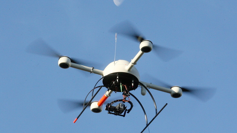 Ein Fluggerät wie dieses schwebt diese Woche mehrfach über Sachsens Regierungssitz: Mit Hilfe einer Drohne sollen Schäden am Gebäude erkannt werden sollen.