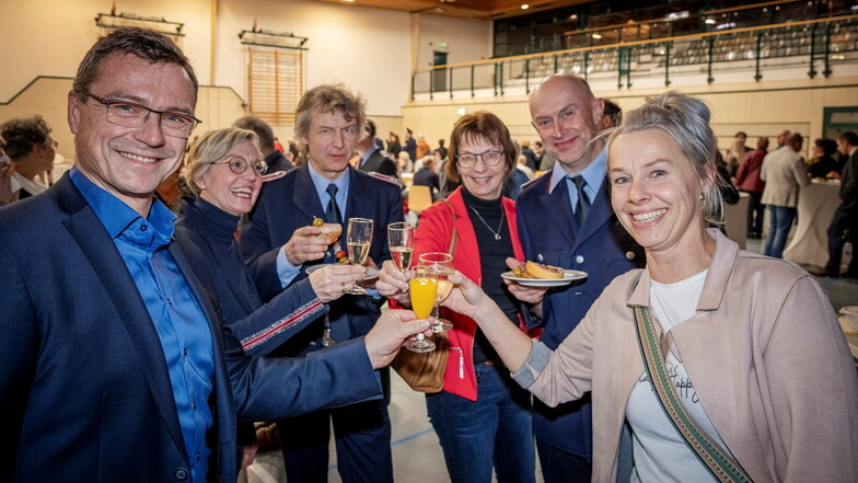 Bürgermeister Ralf Rother begrüßt mit Doris Reinhardt, Ronald Heinrich, Tanja Peters, Jens Rückert und Annett Schweda (v.li.) das neue Jahr.