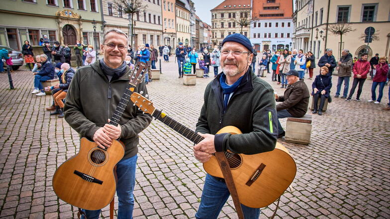 Peter Lippert (r.) hofft, am Sonnabend wieder auf dem Markt spielen zu können. Kai-Uwe Jahn war beim "Konzert mit Folgen" am 10. April dabei.
