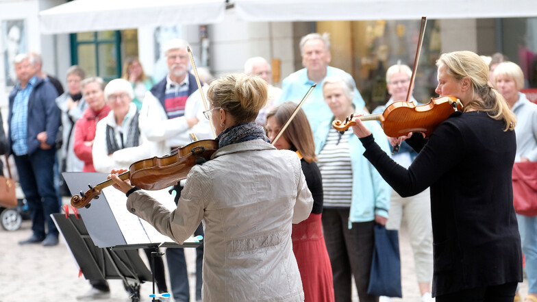 Klassische Musik, gespielt von Mitgliedern der Neuen Elbland Philharmonie bildete am Freitag vor Pfingsten den Auftakt für die freitäglichen Meißner Straßenkonzerte.