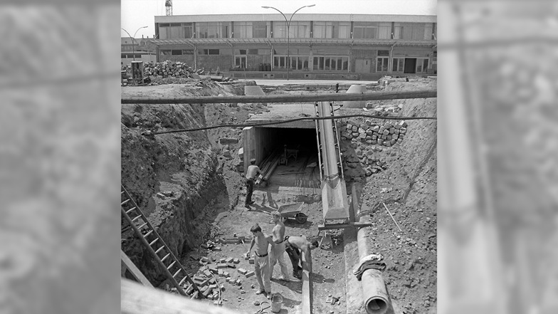 Das Foto erschien in der SZ am 27. Juni 1964: „Gegenwärtig wird ein Tunnel vom Gleisanschluss ab der Elbe zwischen Marienbrücke und Stadtspeicher, unter der Devrientstraße hinweg, bis in den Papierkeller der Druckerei gebaut."