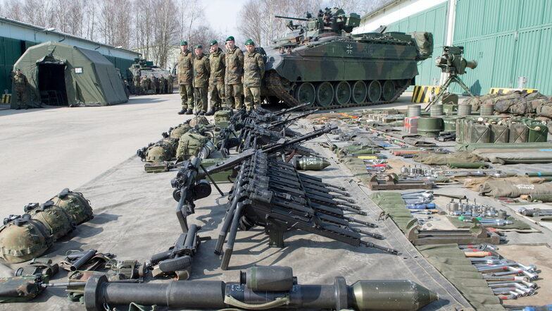 Soldaten des Panzergrenadierbataillons 371 in Marienberg zeigen ihre Ausrüstung, die vor einem Schützenpanzer Marder liegt. 100 Milliarden Euro sollen für neue Ausrüstung ausgegeben werden.