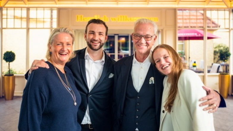 Petra Schumann, Frederik Nebrich, Rüdiger Schumann und Samira Schumann (v.l.) sind stolz darauf, dass ihr Hotel in Kirschau für eine weitere Auszeichnung nominiert ist.