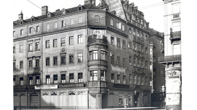 Verschwundene Vergangenheit: Bild des alten Heinrich-Schütz-Hauses mit seinem markanten Rund-Erker an der Ecke Neumarkt/Frauenstraße.