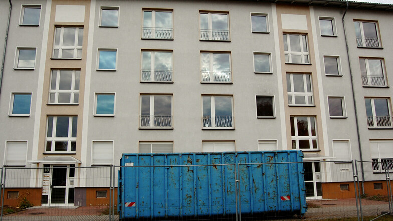 An der Weinertstraße werden die Vorbereitungen zur Entkernung getroffen. Mit dem Viergeschosser werden insgesamt 32 Wohnungen verschwinden.