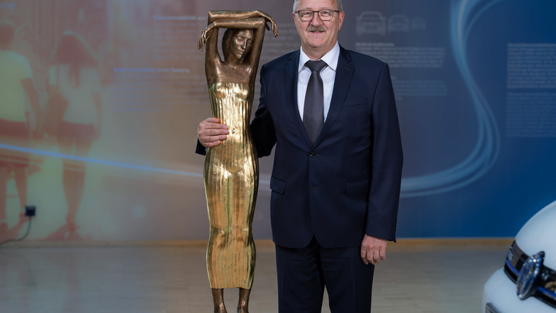 Gewinner Holger Födisch mit der  Bronze-Skulptur „Die Träumende.
