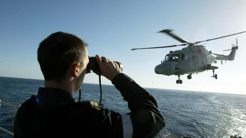 Ein Hubschrauber der französischen Marine hebt von einer Fregatte ab. Im Mittelmeer sollen die Franzosen nun von einem türkischen Schiff bedroht worden sein.