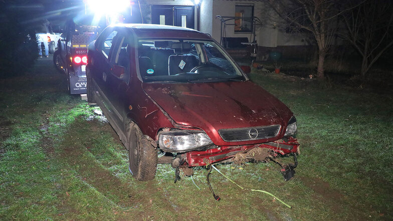 Das Auto erlitt große Schäden durch die Alkoholfahrt.