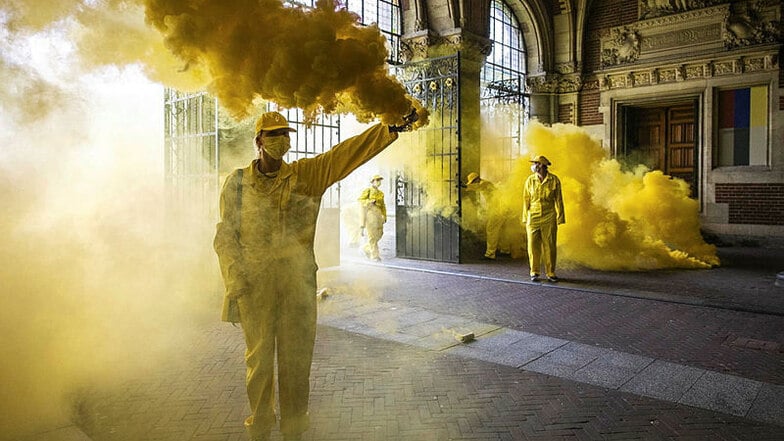 Klimaaktivisten von Extinction Rebellion blockieren den Durchgang zum Rijksmuseum in Amsterdam.