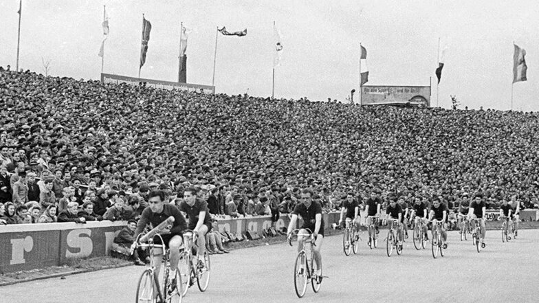 Premiere: Dresden ist 1955 erstmals Etappenort. 60000 jubeln im Heinz-Steyer-Stadion.