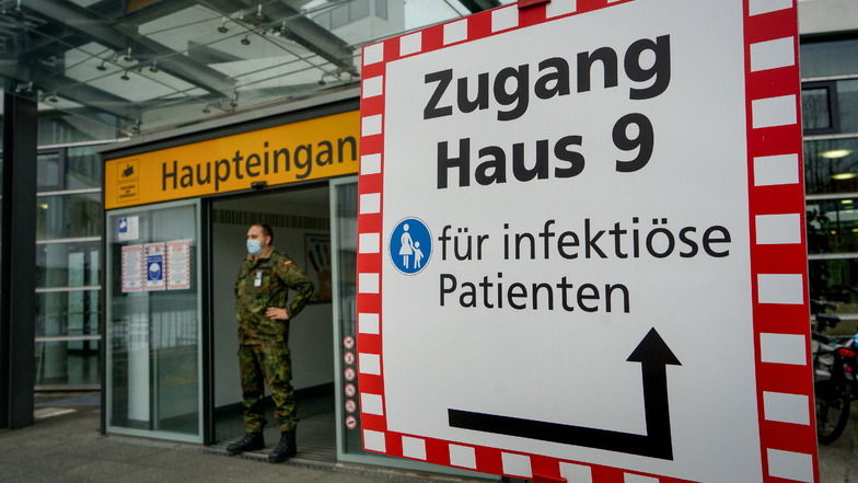 Ein Soldat kontrolliert den Eingang zum Bautzener Krankenhaus, 17 Angehörige der Bundeswehr sind dort im Einsatz.