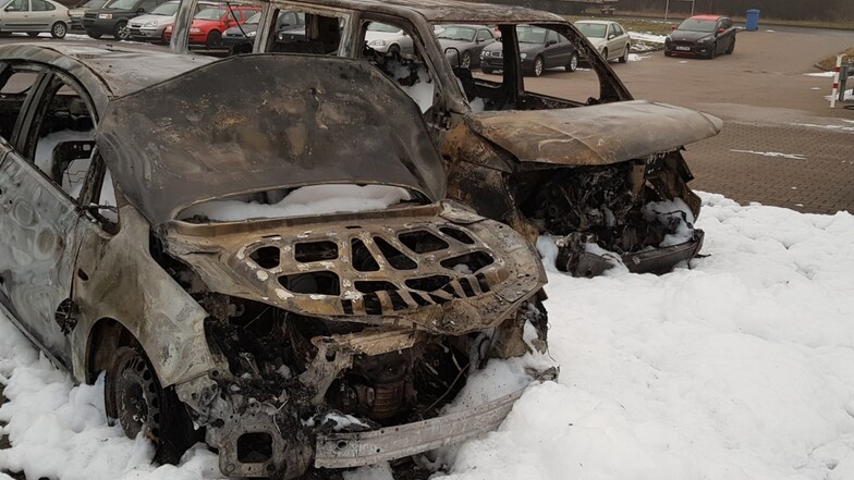60.000 Euro Schaden und zwei völlig zerstörte Autos - das ist die Bilanz eines Brandes vor einem Autohaus in Waldheim. Foto: Dietmar Thomas