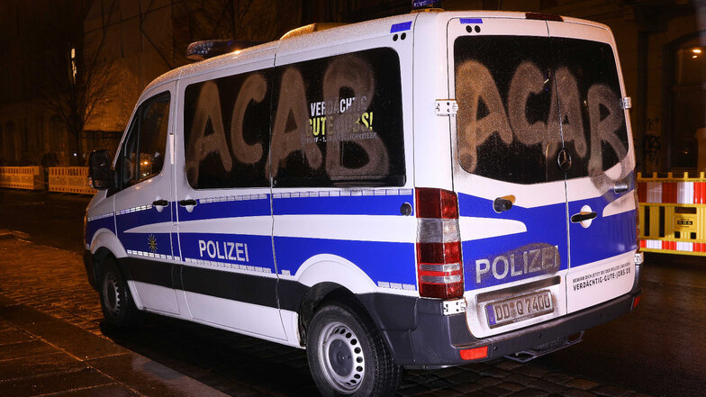 ACAB - All Cops are Bastards - und andere polizeifeindliche Sprüche wurden Freitagabend auf zwei Einsatzfahrzeuge in der Dresdner Neustadt gesprüht.