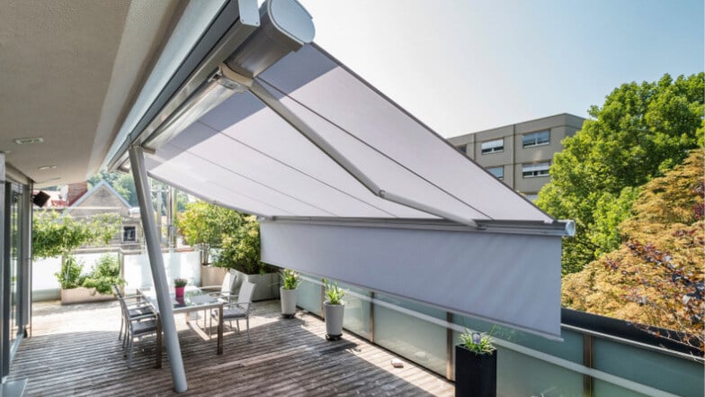 Markisen schützen offene Außenflächen, wie z.B. Terrassen, durch ein ausrollbares Markisentuch optimal vor Sonneneinstrahlung. Je nach baulicher Gegebenheit können unterschiedliche Arten von Markisen angebracht werden.
Markisentypen