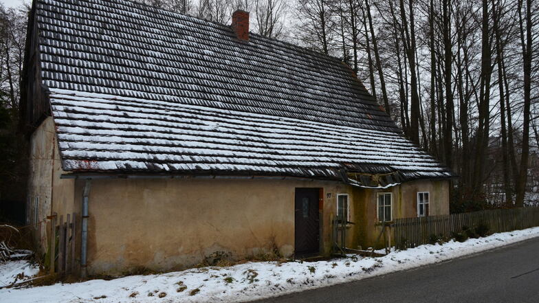 Dieses Haus auf der Ortsstraße in Friedersdorf soll der Gemeinde Markersdorf gespendet werden. Gegenüber befindet sich der Kindergarten.