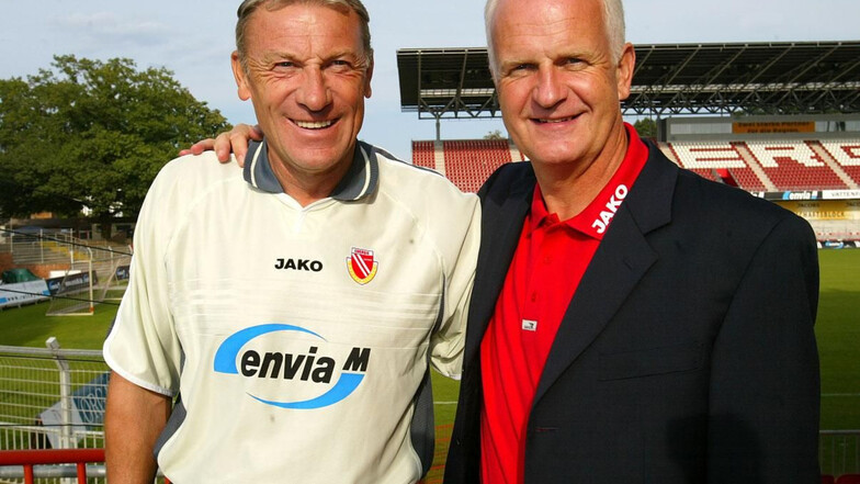 Im Jahr 2003 kam Stange mit der Auswahlmannschaft des Irak nach Cottbus, um in einem Freundschaftsspiel gegen Energie anzutreten. Mit dem damaligen Trainer der Brandenburger, Eduard Geyer, posierte Stange für ein Foto.