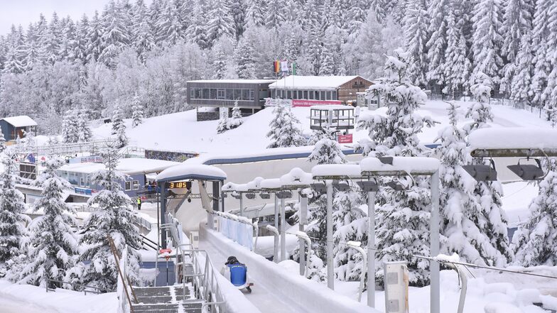 Altenberg, ein Wintermärchen. Ganz so verschneit sieht es rund um die Bobbahn im Osterzgebirge noch nicht aus. Für den Bob-Europacup aber ist alles vorbereitet.