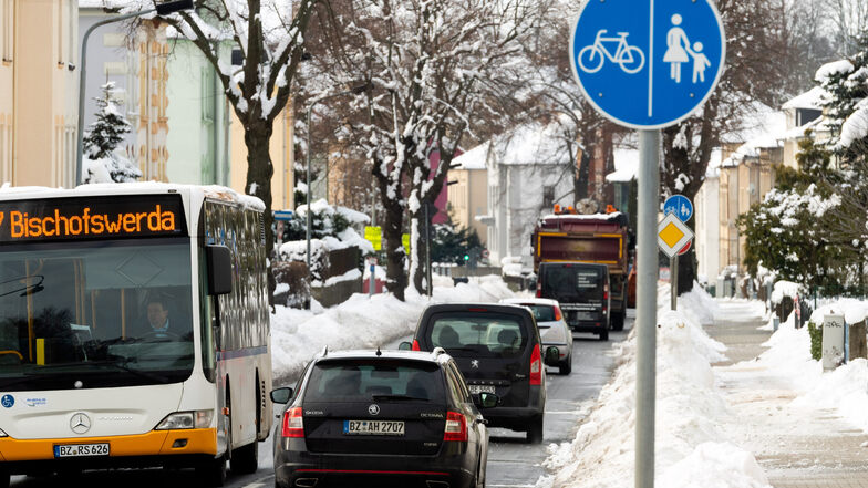Knackpunkt äußere Bautzener Straße: Mehr als drei Millionen Fahrzeuge werden jährlich hier gezählt. Die Stadt sieht Bedarf, Anwohner durch besseren Lärmschutz zu schützen. Das zuständige Landesamt bewertet die Situation dagegen anders.