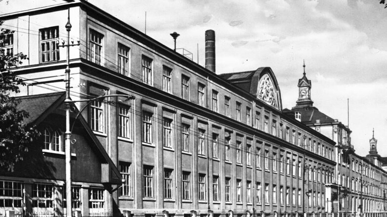 Zu den größten Fabriken von Niedersedlitz zählte das Sachsenwerk (links), hier in einer Aufnahme von 1953. Das Foto der Gardinen- und Spitzenmanufaktur wurde vor Ende des Zweiten Weltkriegs gemacht.