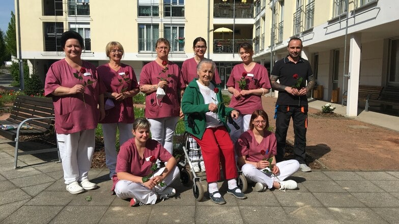 Wilsdruff: Heimleitung überrascht Mitarbeiter mit Rosen