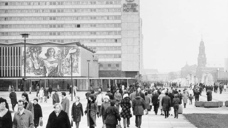 „Meilensteine der Dresdner Nachkriegsmoderne“: Prager Straße 1973 mit Blick vom Hauptbahnhof zum Interhotel Bastei, davor die Gaststätte "International" mit Wandbild "Dresden grüßt seine Gäste"