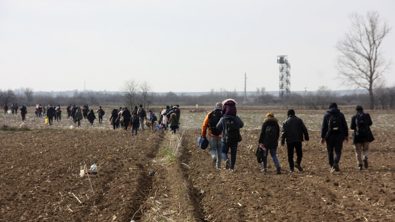 Migranten gehen Richtung Grenze. Griechenland hat am Freitag den Grenzübergang zur Türkei bei Kastanies/Pazarkule geschlossen.