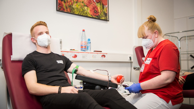Der Porsche-Rennfahrer Jonas Greif hat sich als neuer Spender beim DRK registrieren lassen und will nun regelmäßig Blut spenden.