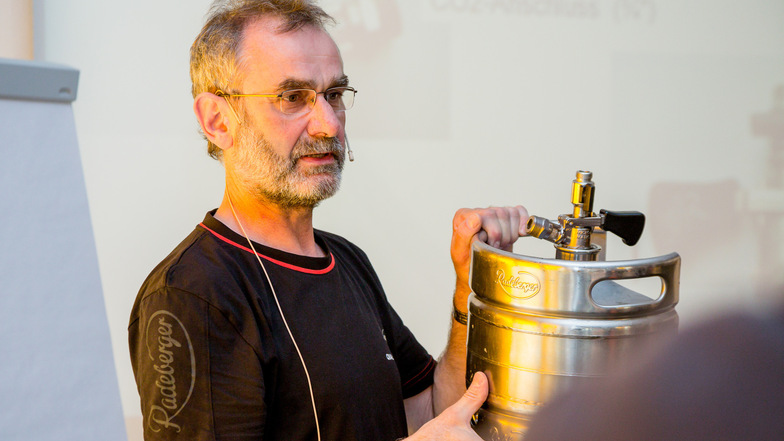 Gerald Häntzschel von der Radeberger Brauerei kennt sich aus mit der richtigen Zapftechnik.