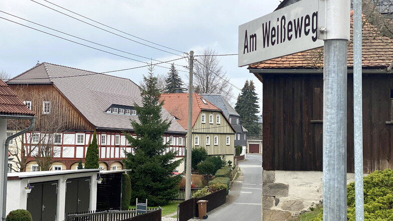 Am Weißeweg in Seifhennersdorf fiel bei der Ostereiersuche ein Kind in einen Brunnen.