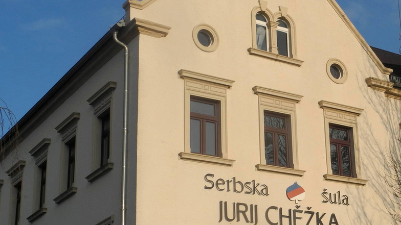 Im Crostwitzer Schulgebäude sind heute unter anderem die Grundschule, der Hort, das Gemeindeamt, der sorbische Schulverein, der Domowina-Regionalverband Kamenz und das Witaj-Sprachzentrum untergebracht.