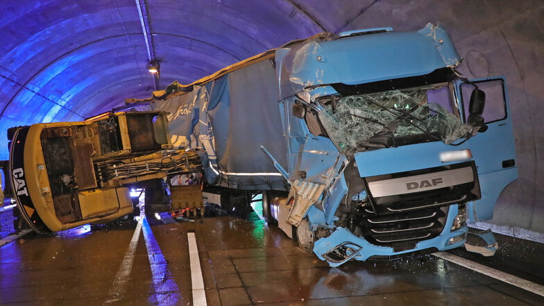 Unfall in A17-Tunnel bei Dresden: Autobahn war vorübergehend voll gesperrt