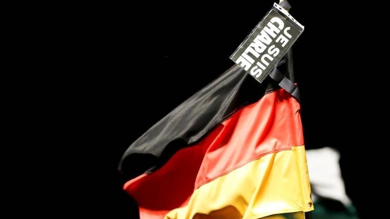 Immer wieder waren Deutschlandfahnen mit Trauerflor zu sehen.