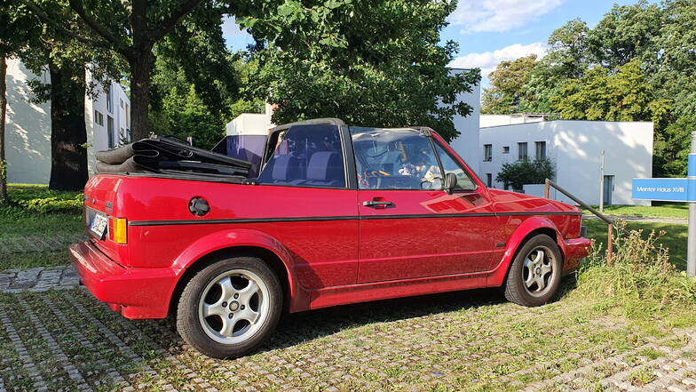 Knallrot und heiß geliebt: Das Golf 1 Cabrio, Baujahr 1991, verschwand am Montag zunächst von einem Parkplatz in Meißen und tauchte in Großenhain wieder auf.