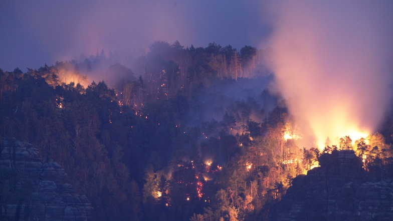 Sächsische Schweiz: Waldbrand-Bilder gehen um die Welt