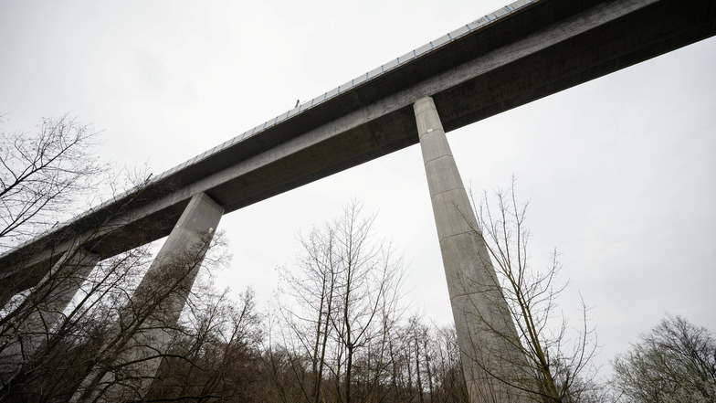 Die Teißtal-Brücke mit der ICE-Strecke. Nahe der Brücke entfernte der Angeklagte Schienenschrauben auf einer Länge von 80 Metern.
