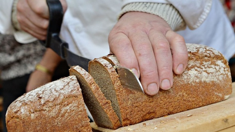 Nicht nur der äußere Eindruck zählt. Der Schnitt durch die Mitte zeigt, ob das Brot tatsächlich gut gebacken ist.