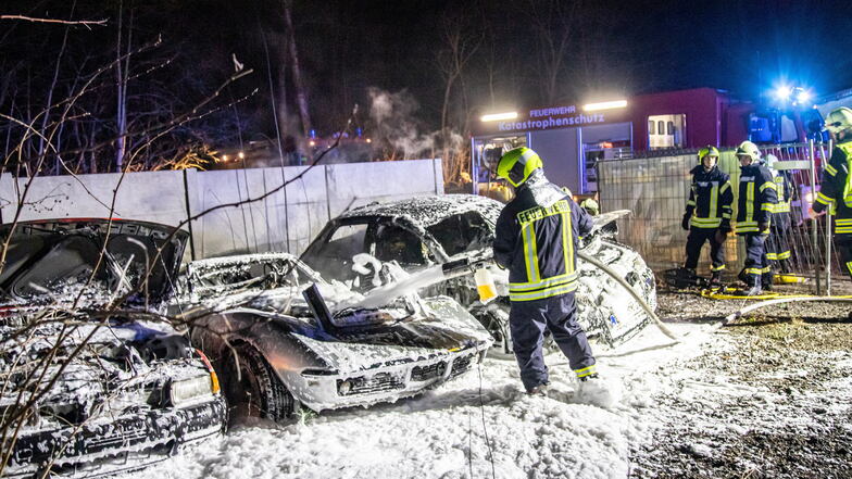 Am Sonnabendabend wurden die Nieskyer Feuerwehren zum Ortsteil Stannewisch gerufen, wo vier Pkw vor einer Werkstatt in Flammen standen.