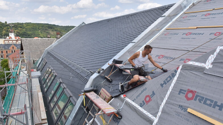 Im Sommer 2023 wurde das Dach neu gedeckt - nach historischem Vorbild mit Naturschiefer.
