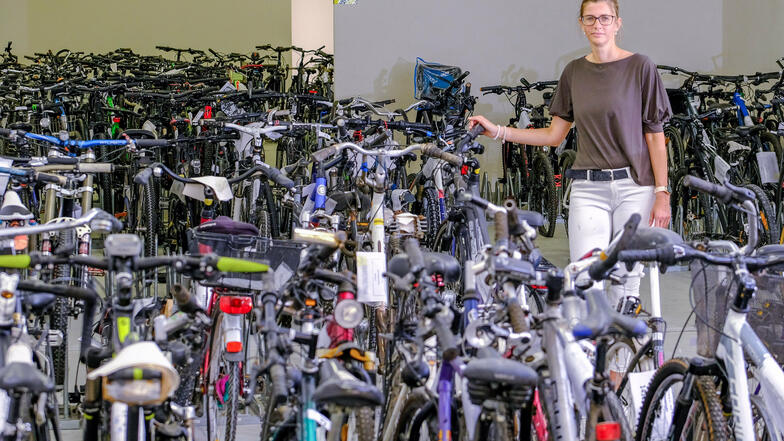 Die Leiterin der Asservatenstelle Carmen Buczek inmitten der rund 170 Fahrräder des Polizeilagers in Radebeul.