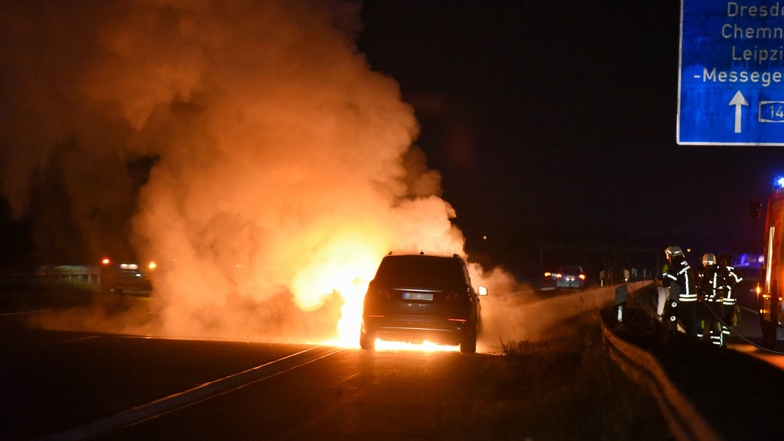 Der Mercedes SUV stand auf dem Standstreif der A14 bei Leipzig komplett in Flammen. Am Fahrzeug entstand Totalschaden.