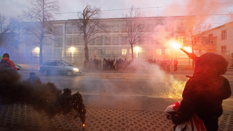 Ordentlich Dampf auf den Kessel? Antifa-Demo im vor dem Abschiebegefängnis in der Hamburger Straße. Straftaten von Links und Rechts nehmen in Dresden zu.