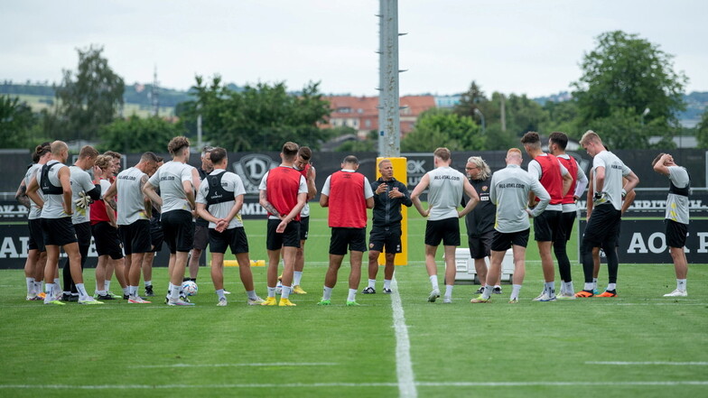 Dynamo-Trainer Markus Anfang konnte 22 Spieler zur ersten Einheit begrüßen.