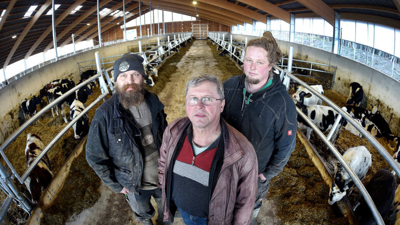 Roland Sell betreibt mit seinen Söhnen Henrik (links) und Alexander einen großen Landwirtschaftsbetrieb.