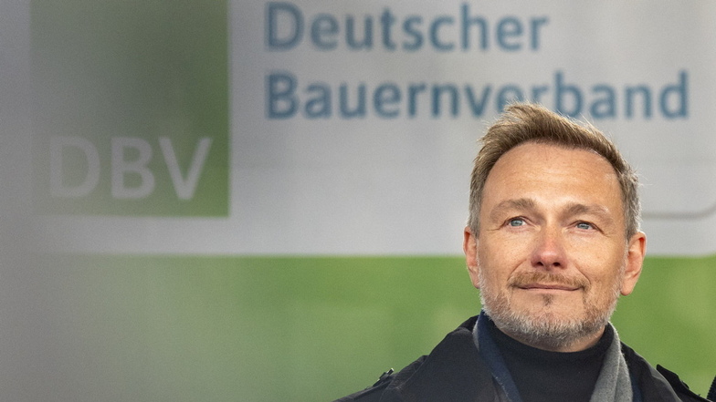 FDP-Chef Christian Lindner steht  Mitte Januar bei einer großen Bauerndemo in Berlin auf der Bühne. Viel Applaus bekam er nicht.